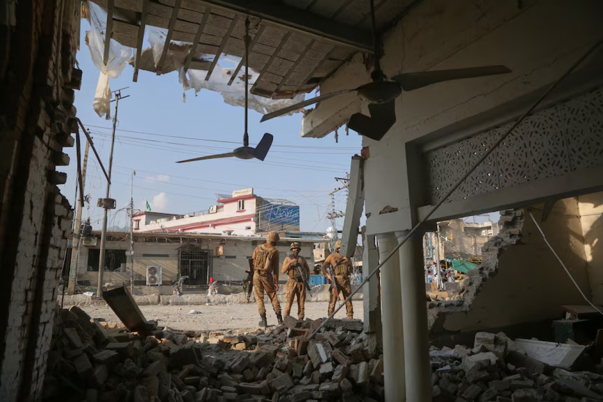 Puluhan orang terluka dalam serangan terhadap masjid tersebut. Foto: AP/Muhammad Sajjad