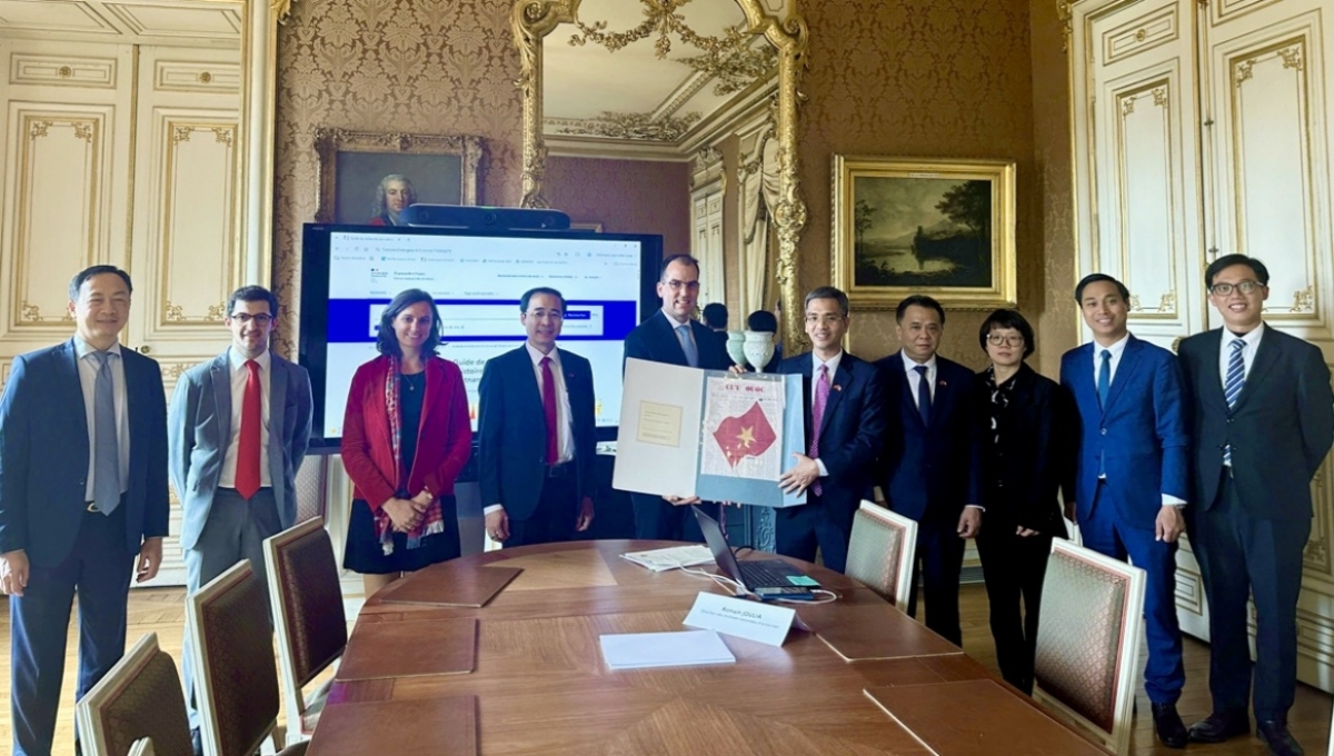 La France remet de précieux documents historiques au Vietnam pour enrichir les collections du Musée du Parti communiste. Photo: VOV