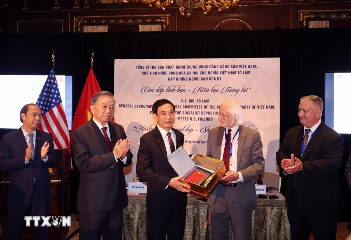 General Secretary of the Communist Party of Vietnam Central Committee and President To Lam witnesses the handover of war memorabilia to the Ministry of National Defense of Vietnam. (Photo: VNA)