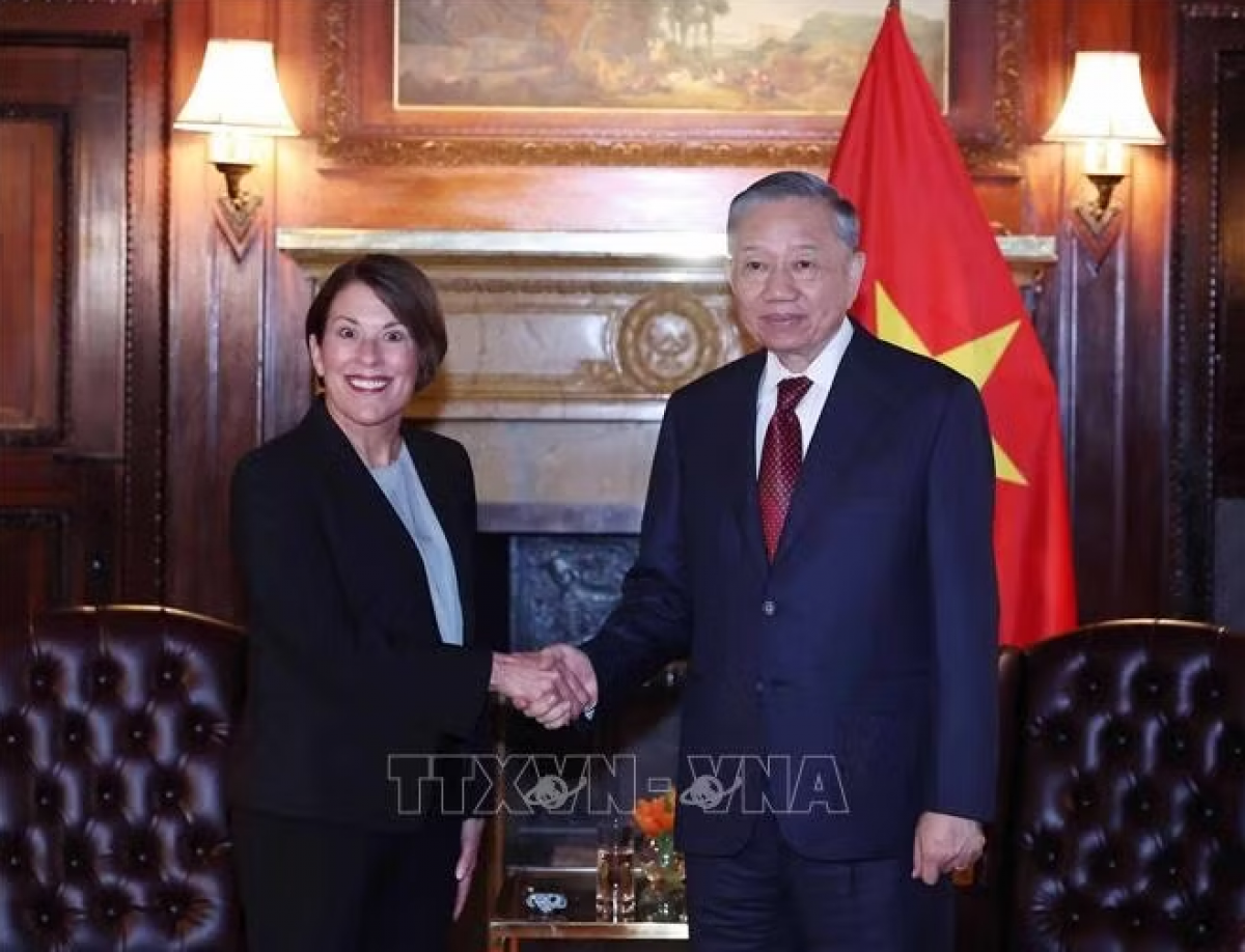 Party General Secretary and President To Lam meets with Sarah A. Soule, dean of the Stanford Graduate School of Business at Stanford University. (Photo: Thong Nhat/VNA)