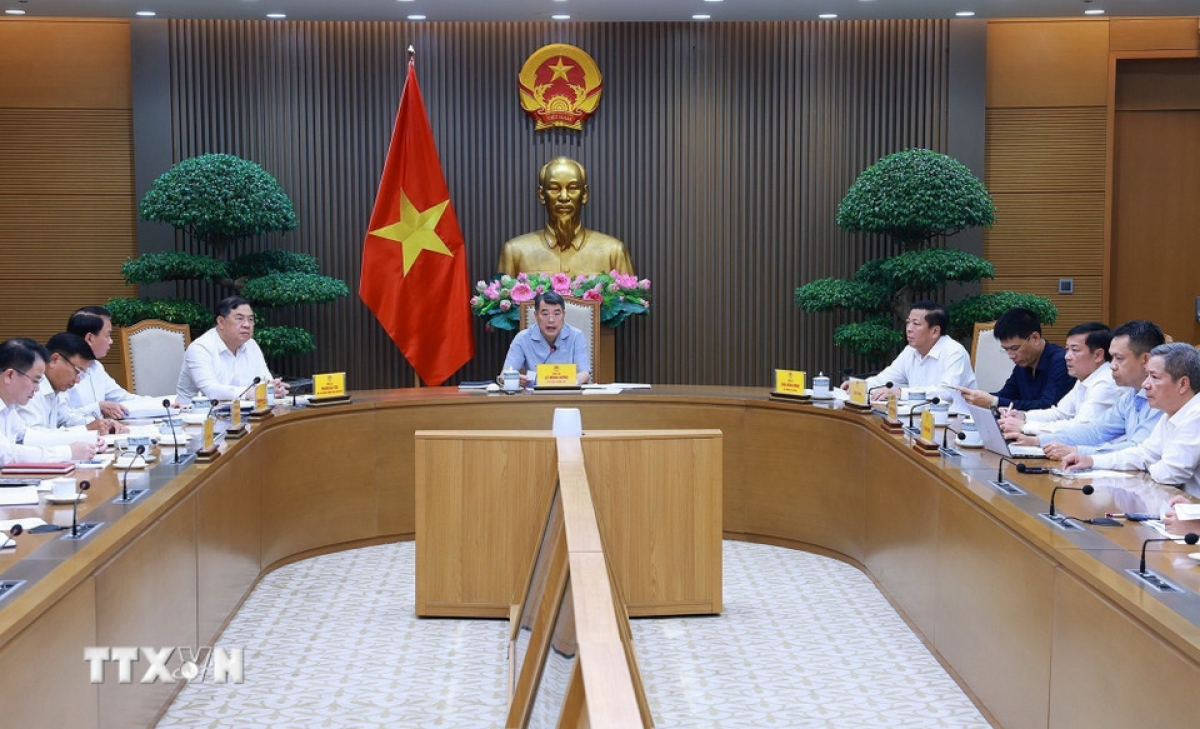 Thủ tướng Lê Minh Hưng chủ trì họp tháo gỡ khó khăn, vướng mắc, đẩy nhanh tiến độ các dự án giao thông trọng điểm. Ảnh: Dương Giang/TTXVN