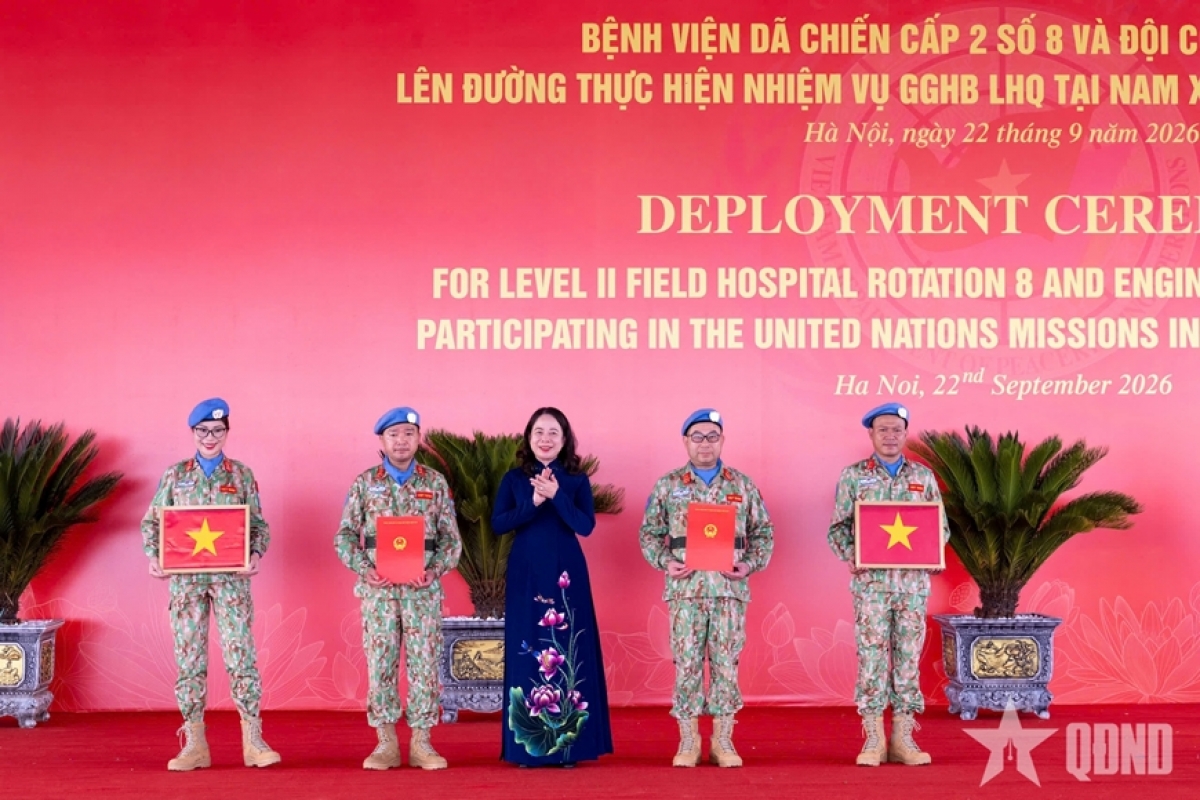 Phó Chủ tịch nước Võ Thị Ánh Xuân trao Quyết định của Chủ tịch nước cử Bệnh viện dã chiến 2.8 và đội công binh 5 đi thực hiện nhiệm vụ quốc tế. Ảnh: QĐND