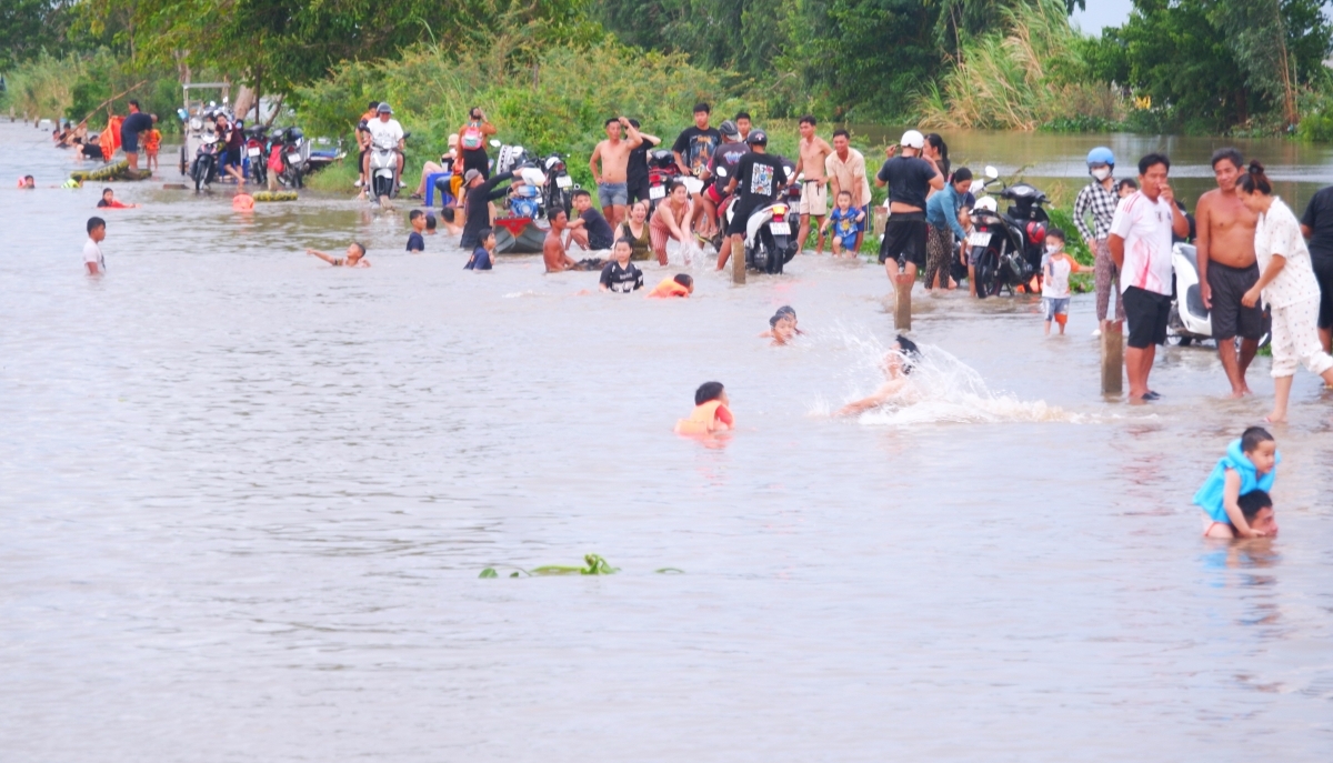  Đông đảo người dân về cánh đồng khu vực biên giới tắm đồng.<br>
Ảnh: Phan Văn Ánh/VOV ĐBSCL