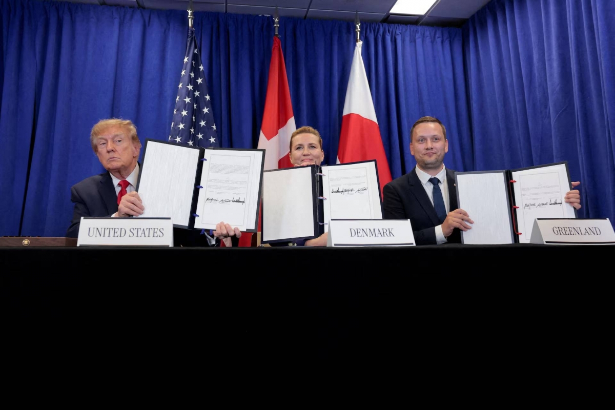 2026年9月22日、アメリカ・ニューヨークで開催中の第81回国連総会に合わせ、グリーンランドの安全保障協定に関する3者署名式で、署名済み文書を披露するアメリカのドナルド・トランプ大統領、デンマークのメッテ・フレデリクセン首相、グリーンランドのイェンス・フレデリック・ニールセン自治政府首相（写真：REUTERS/Kylie Cooper）