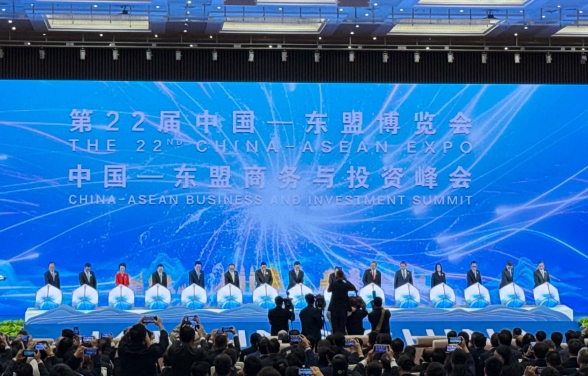 Delegates from ASEAN countries press the button to inaugurate CAEXPO 2026 and CABIS 2026. (Photo: Ha Phuong/VOV5)