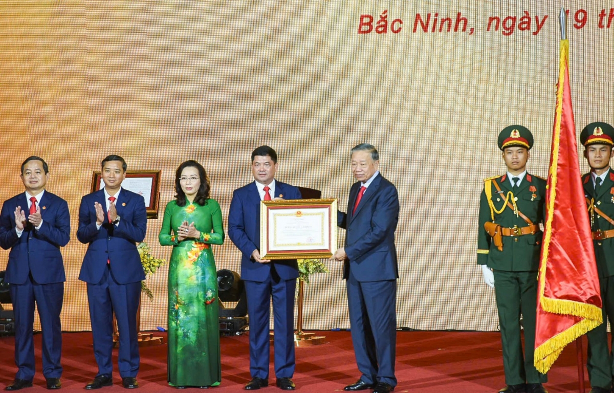 Sekjen sekaligus Presiden To Lam menyerahkan Bintang Jasa Kerja Kelas Satu kepada Kota Bac Ninh. (Foto: Viet Cuong/VNA)