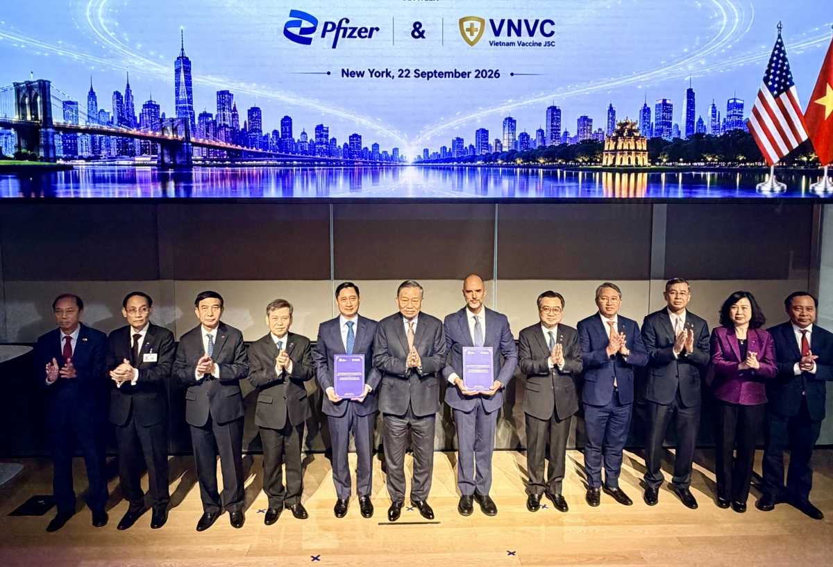 Tổng Bí thư, Chủ tịch nước Tô Lâm chứng kiến lễ trao văn kiện hợp tác giữa Pfizer và VNVC. Ảnh: Việt Cường/VOV