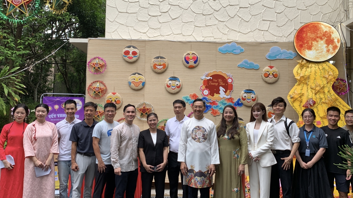 Ban Tổ chức lễ hội Trung thu 2026 chụp ảnh lưu niệm.