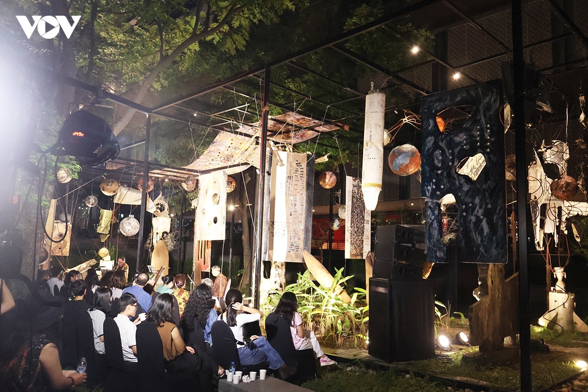 The “War and Peace” exhibition space by artists Thu Tran and Tay Phong, along with a music night, “A Homeland,” featuring saxophonist Tran Manh Tuan, guitarist Le Hung Phong, and singer Quynh Pham. (Photo: VOV)