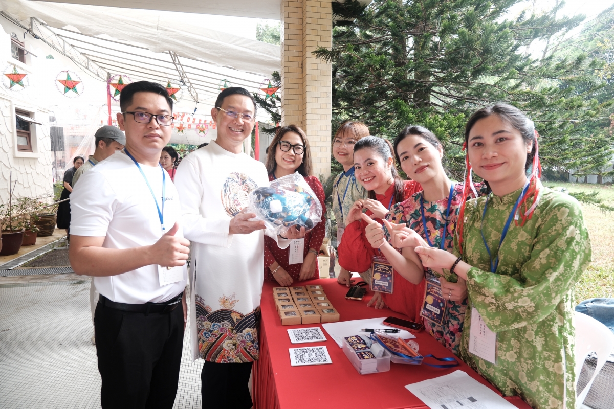 Đại sứ Việt Nam tại Singapore Trần Phước Anh (thứ hai từ trái sang) trong ngày hội Trung thu tại Singapore.