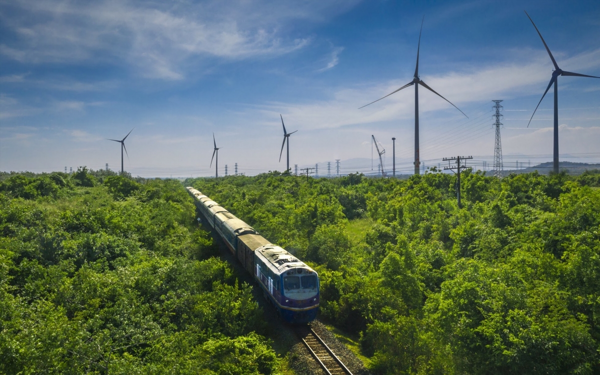 Der Zug fährt durch einen Windpark. (Foto: laodong.vn)