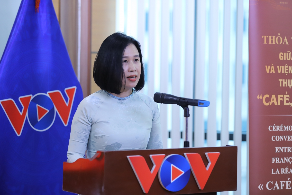 Bà Phó Cẩm Hoa, Trưởng Ban Đối ngoại (VOV5), phát biểu tại lễ ký Thỏa thuận hợp tác, kỳ vọng podcast “Café, sách và phim” sẽ trở thành cầu nối văn hóa giữa Việt Nam và Pháp.  Ảnh: Đức Anh/VOV5