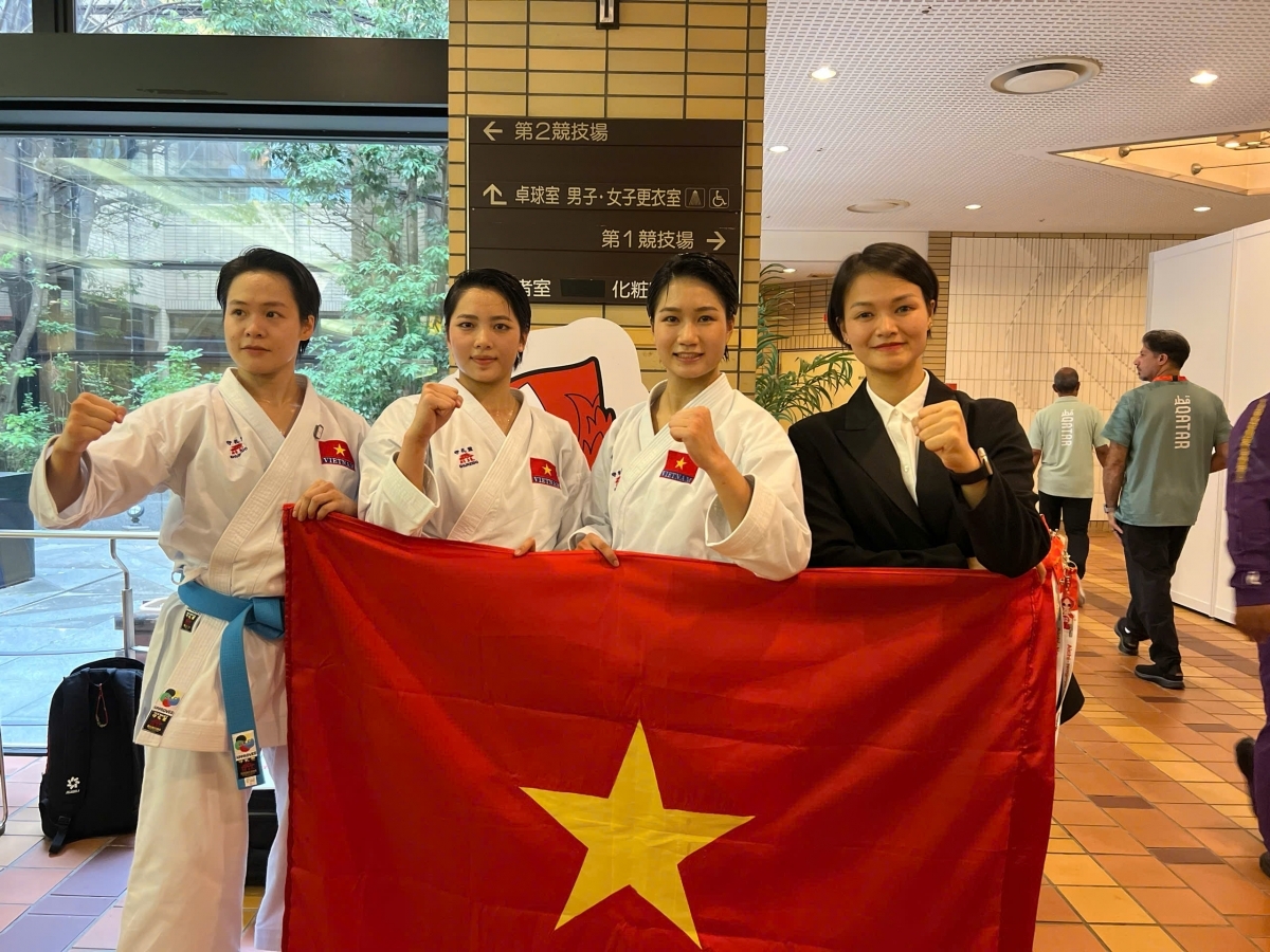 Cô trò đội tuyển Kata nữ Việt Nam trong niềm vui chiến thắng (Ảnh: Quý Lượng)