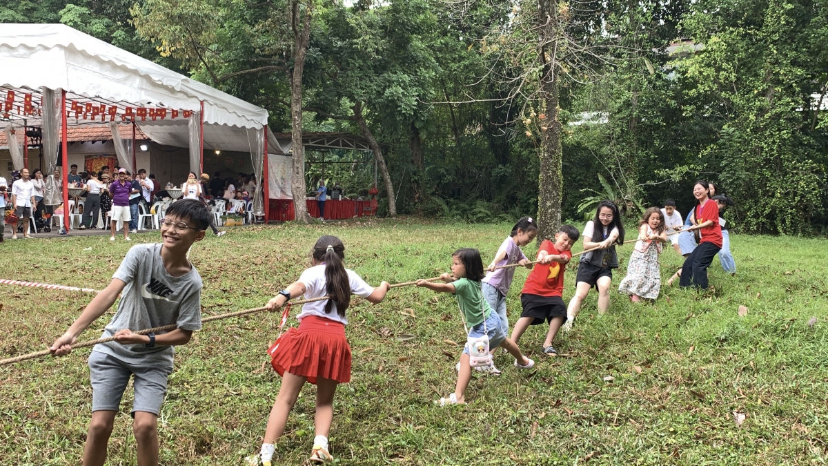 Trò chơi kéo co thu hút nhiều bạn trẻ tham gia.