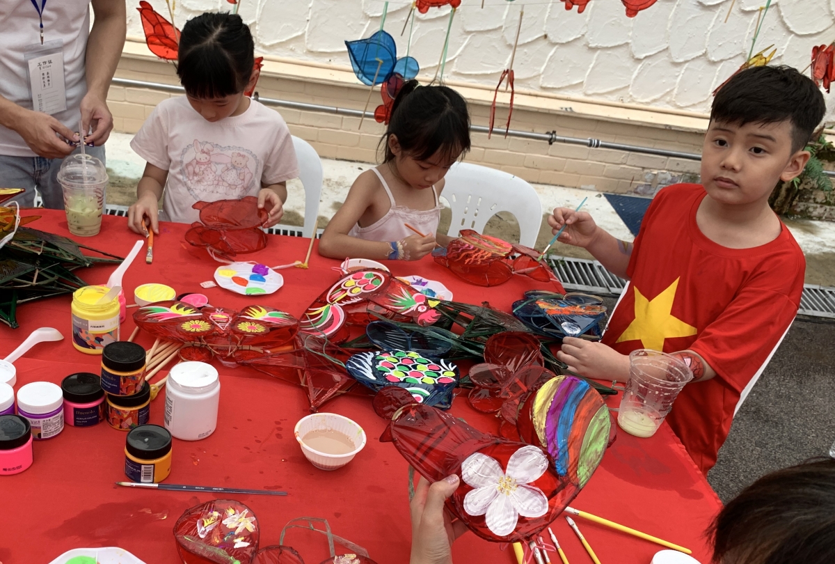 Các em tự làm đồ chơi dân gian.