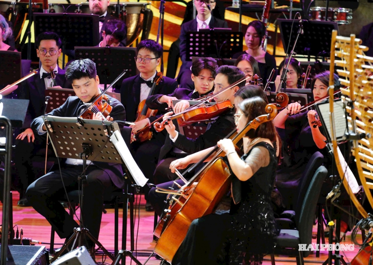 A symphony orchestra performs at Hoa Phuong Theatre in Hai Phong. (Photo: baohaiphong.vn)
