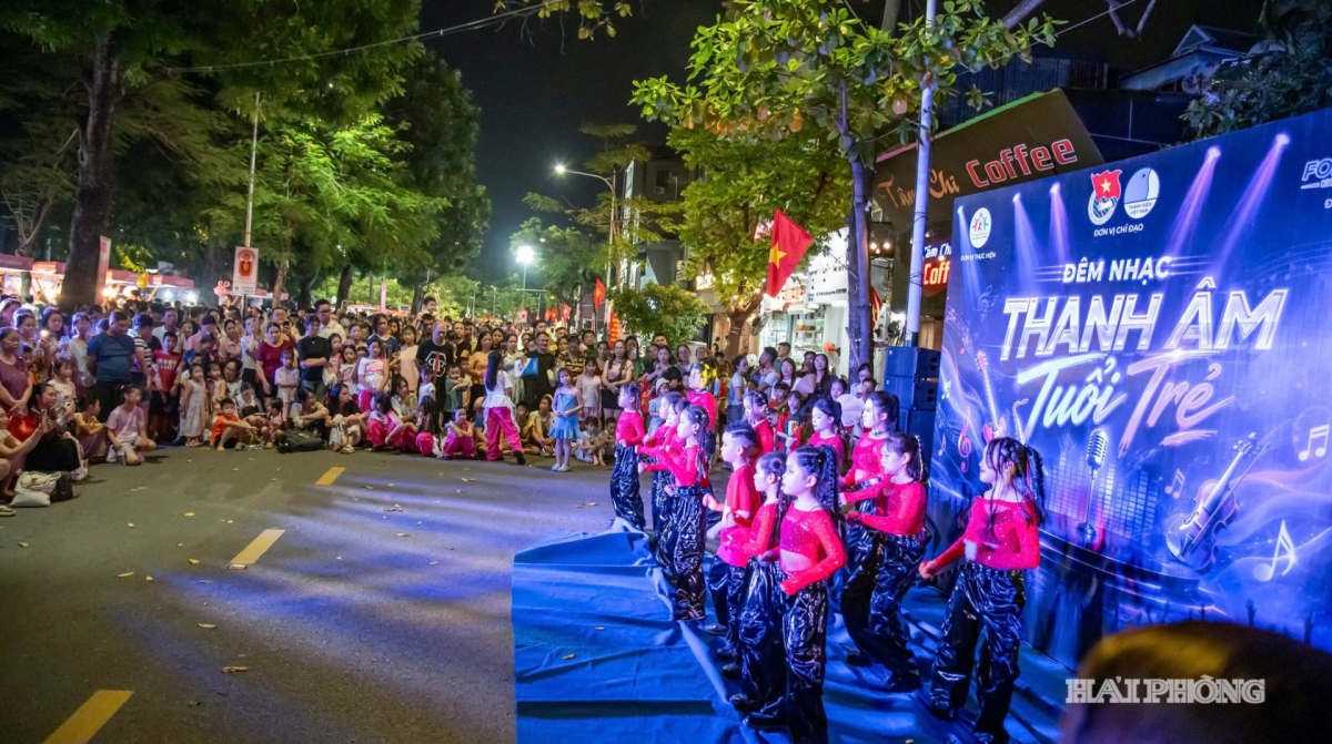A performance on Hai Phong’s pedestrian street (Photo: haiduong.haiphong.gov.vn)