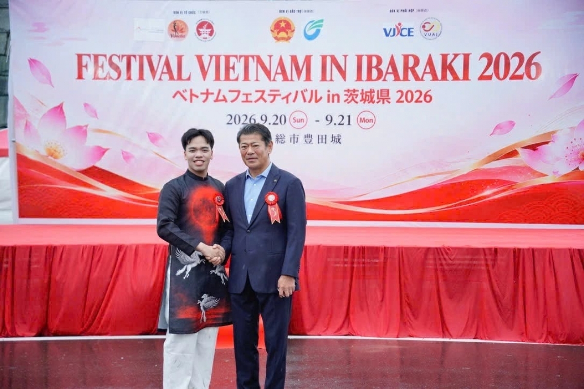 Thị trưởng Kandatsu Takeshi chụp ảnh lưu niệm cùng anh Lê Công Trình, Phó trưởng ban tổ chức lễ hội (trái). Ảnh nvcc