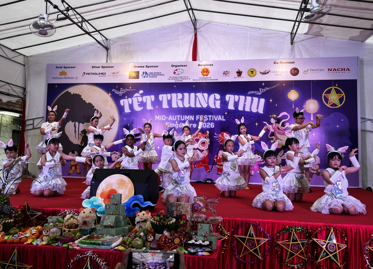 Tiết mục văn nghệ do các em thiếu nhi trình diễn.