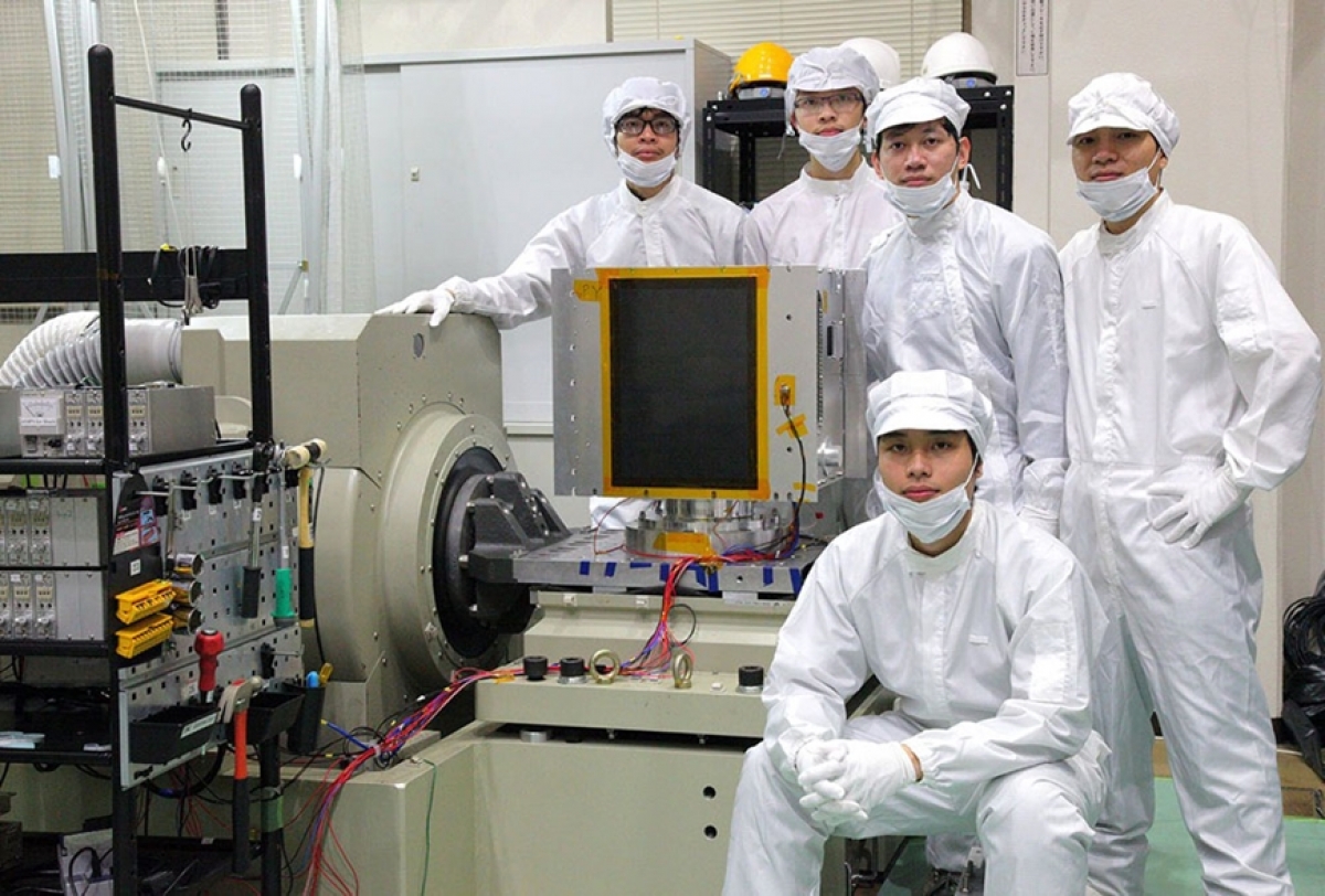 Das Ingenieurteam des Nationalen Raumfahrtzentrums Vietnams beim Satelliten MicroDragon. (Foto: Nationales Raumfahrtzentrum Vietnams)