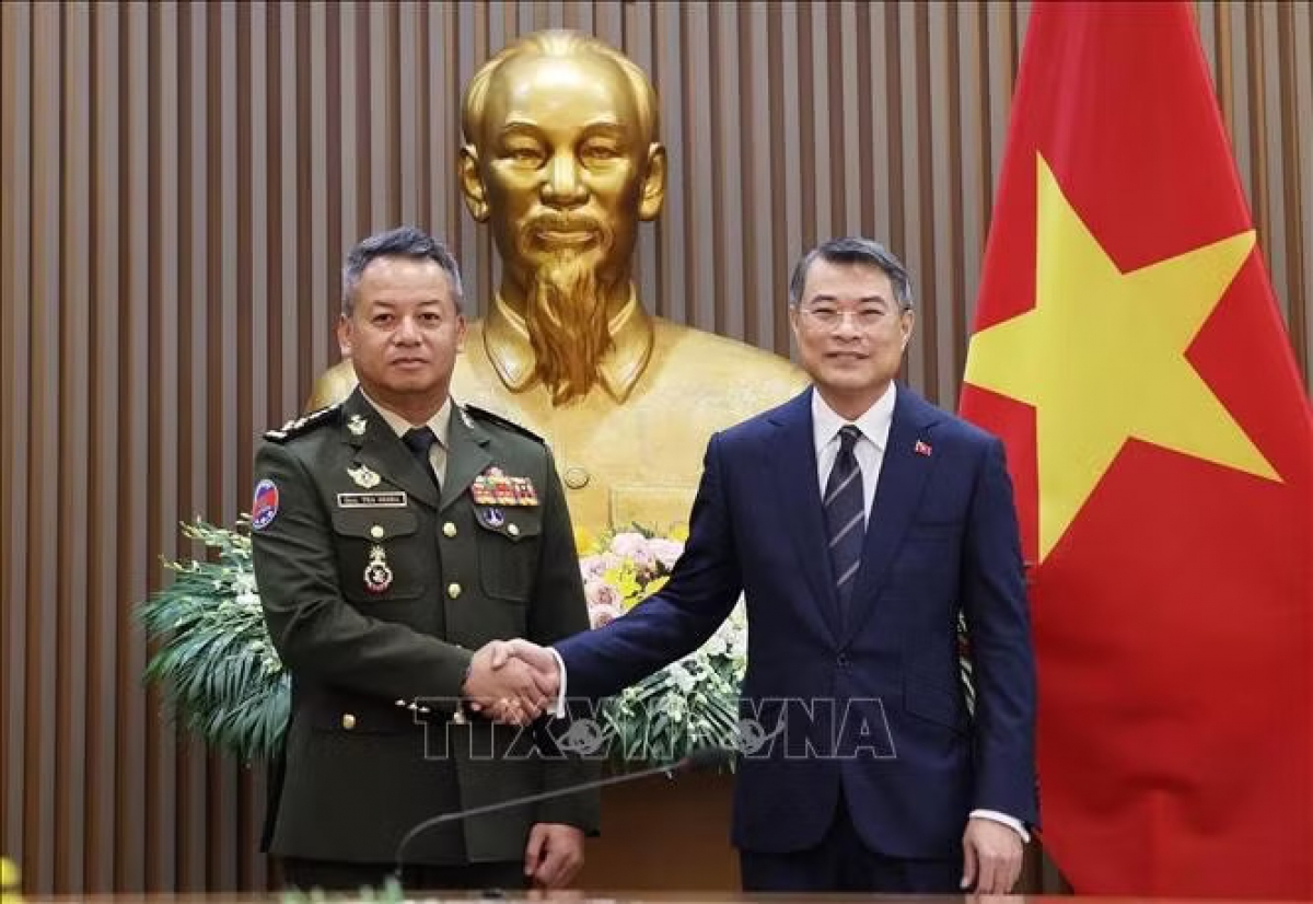 លោកនាយករដ្ឋមន្ត្រី ឡេ មិញហ៊ុង ស្វាគមន៍នាយឧត្តមសេនីយ៍ ទៀ សីហា ឧបនាយករដ្ឋមន្ត្រី រដ្ឋមន្ត្រីក្រសួងការពារជាតិកម្ពុជា (រូបថត៖ ឡឹម​ខាញ់/TTXVN)