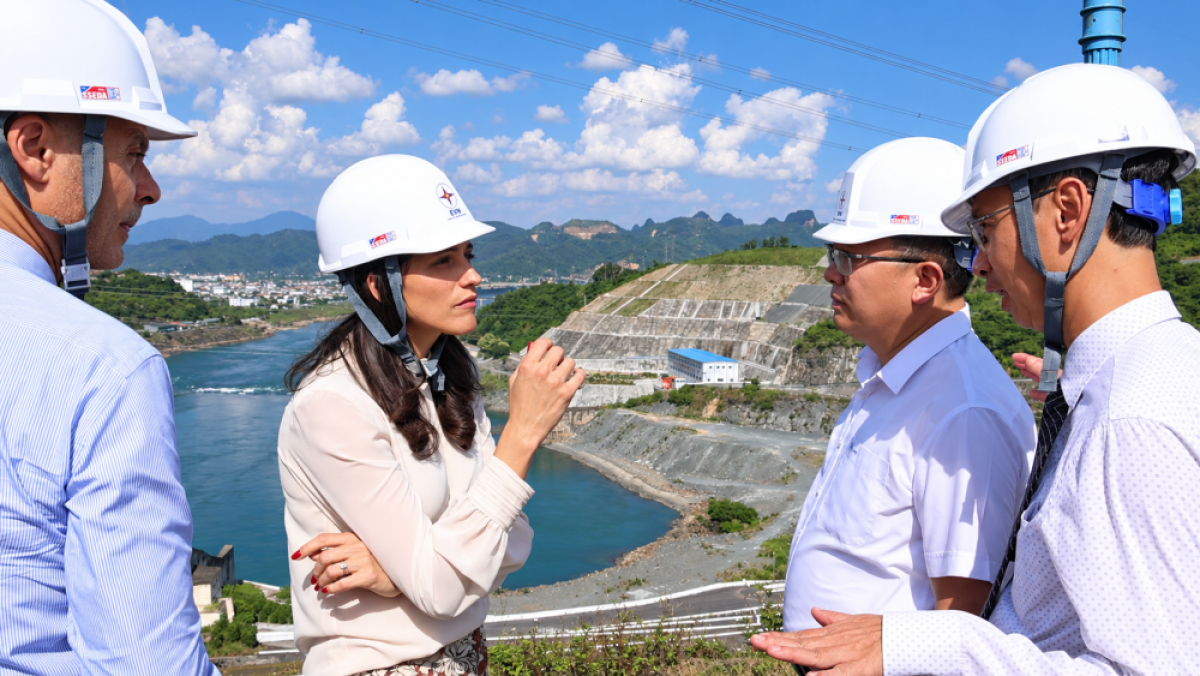 La ministre Éléonore Caroit visite la centrale hydroélectrique de Hoa Binh. Photo: evn.com.vn