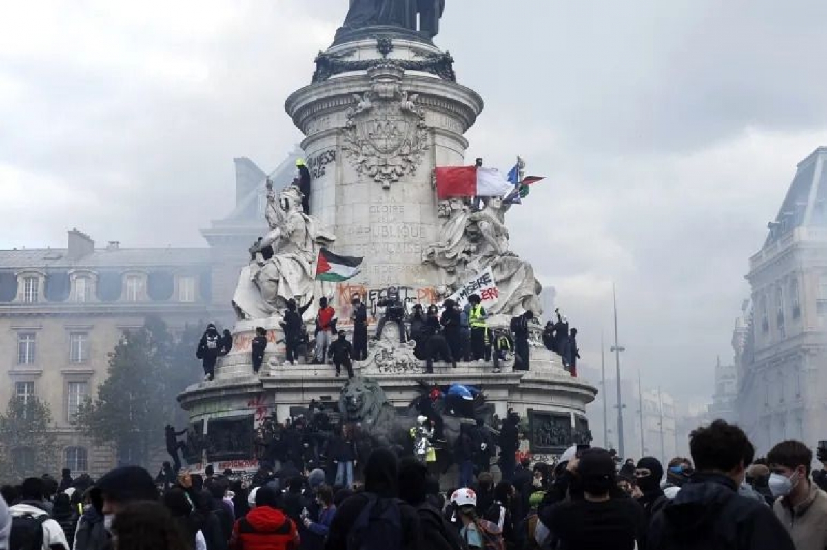 Des manifestants défilent place de la République, à Paris, le 17 octobre 2026, pour protester contre la hausse du coût de la vie et les coupes dans les services publics. Photo: EPA