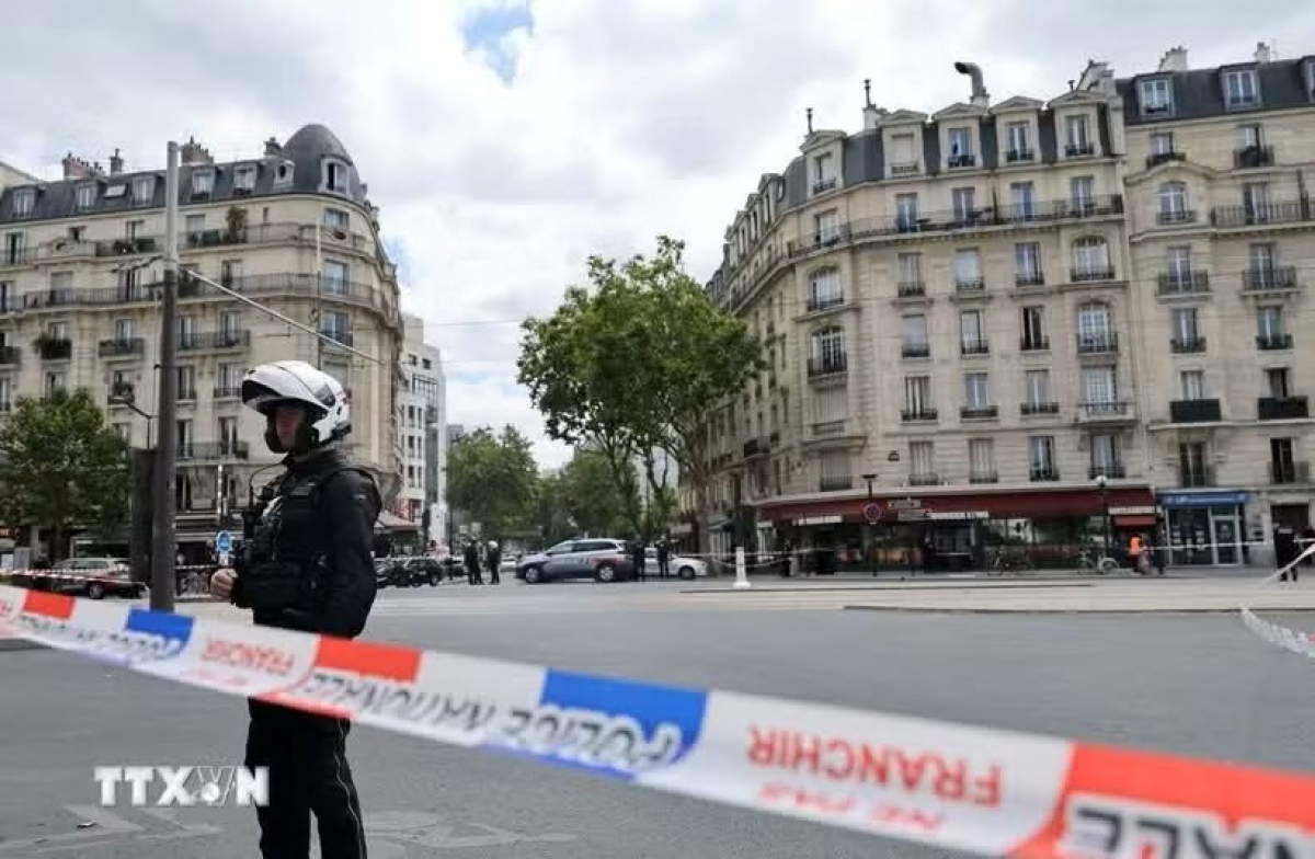 La police boucle la scène d'un acte de violence à Paris, en France. Photo: AVI