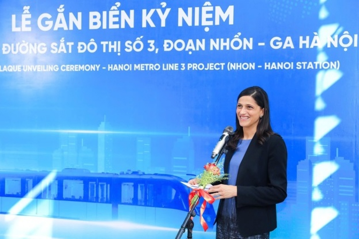 La ministre Éléonore Caroit s'exprime à la cérémonie de pose d’une plaque commémorative sur la ligne de métro numéro 3, reliant Nhôn à la gare de Hanoï. Photo: doanhnghieptiepthi.vn