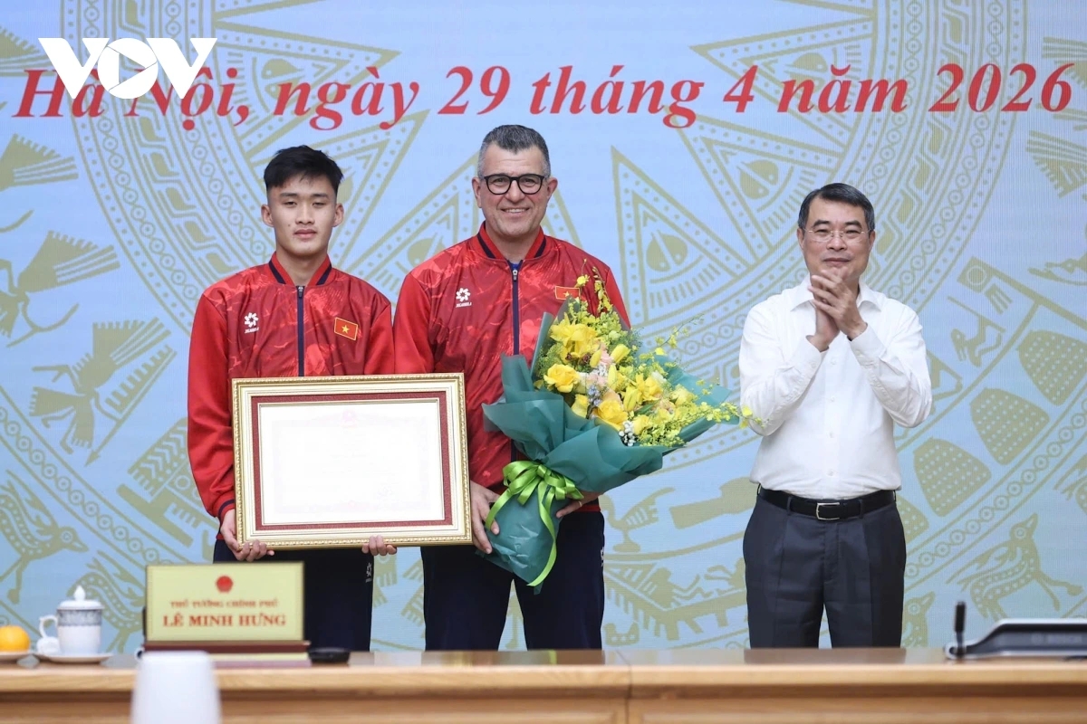 នាយករដ្ឋមន្ត្រីវៀតណាមអបអរសាទរក្រុមបាល់ទាត់បុរសអាយុក្រោម ១៧ ឆ្នាំជម្រើសជាតិ