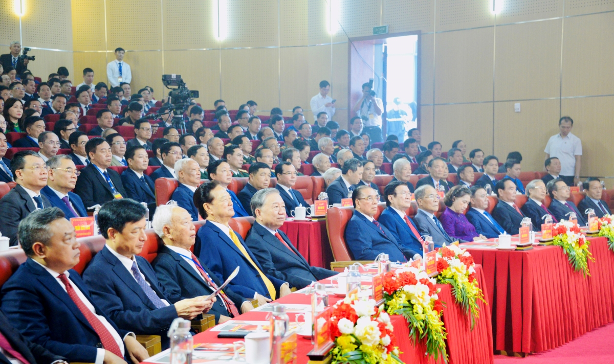 เลขาธิการใหญ่พรรค ประธานประเทศ โตเลิม เข้าร่วมพิธีรำลึกครบรอบ 120 ปีวันคล้ายวันเกิดของเลขาธิการใหญ่พรรค ห่าฮวีเติบ ผู้ล่วงลับ