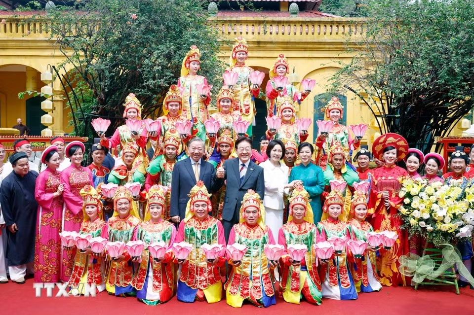 เลขาธิการใหญ่พรรค ประธานประเทศ โตเลิม และภริยา เป็นประธานในรายการมิตรภาพพิเศษ ณ พระราชวังหว่างแถ่งทังลอง