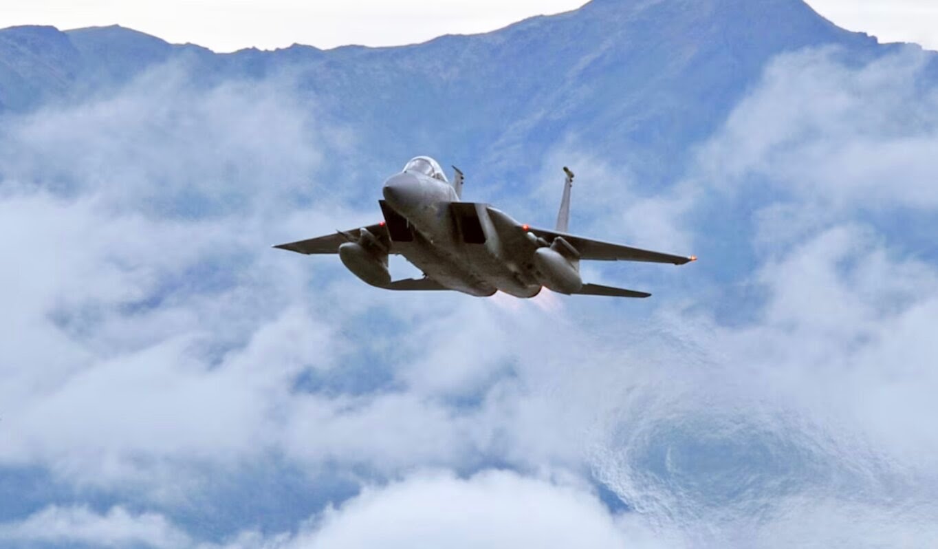 Estados Unidos anuncia el rescate exitoso de piloto de un F-15E derribado en Irán