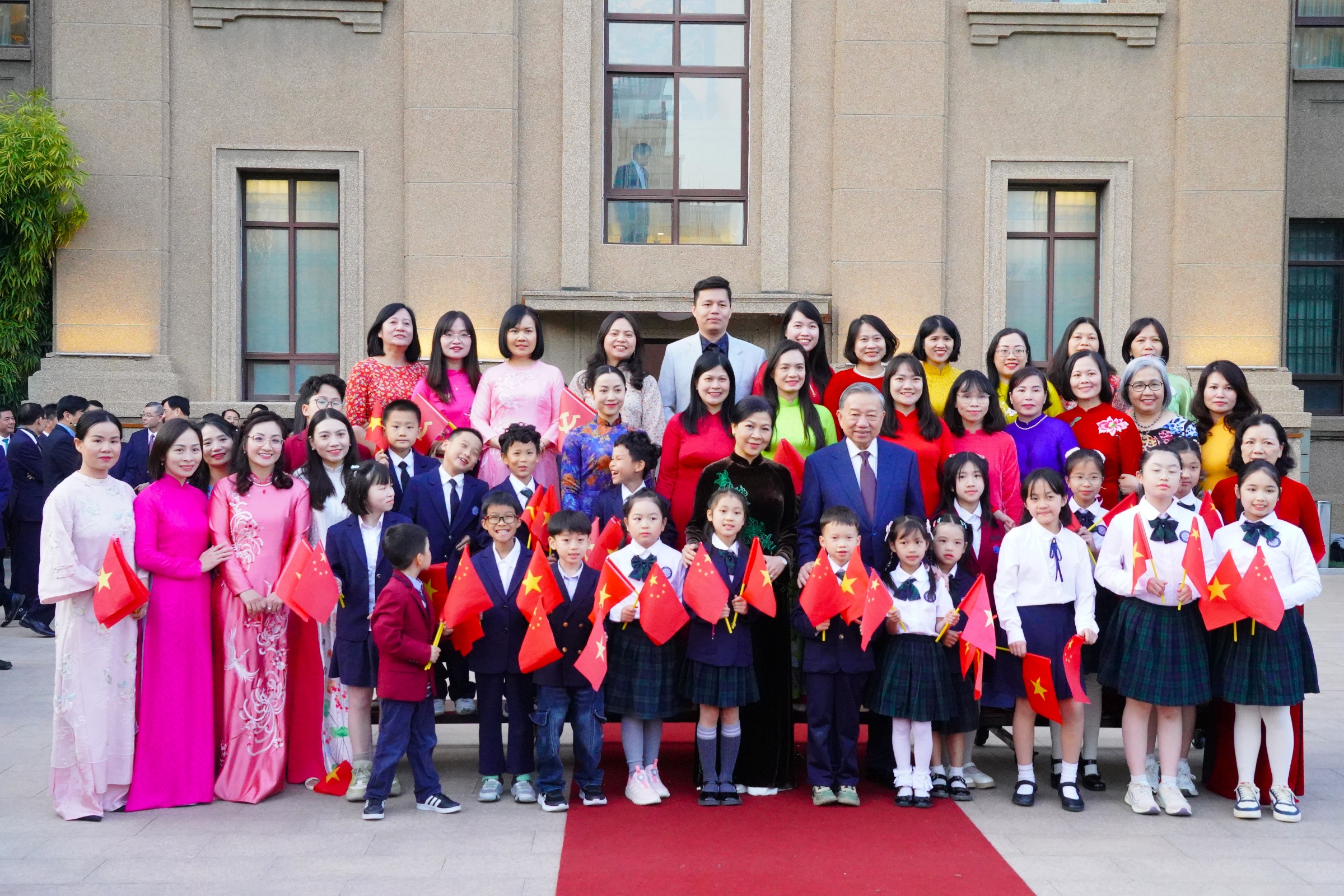 Líder vietnamita se reúne con personal diplomático y la comunidad de connacionales en China