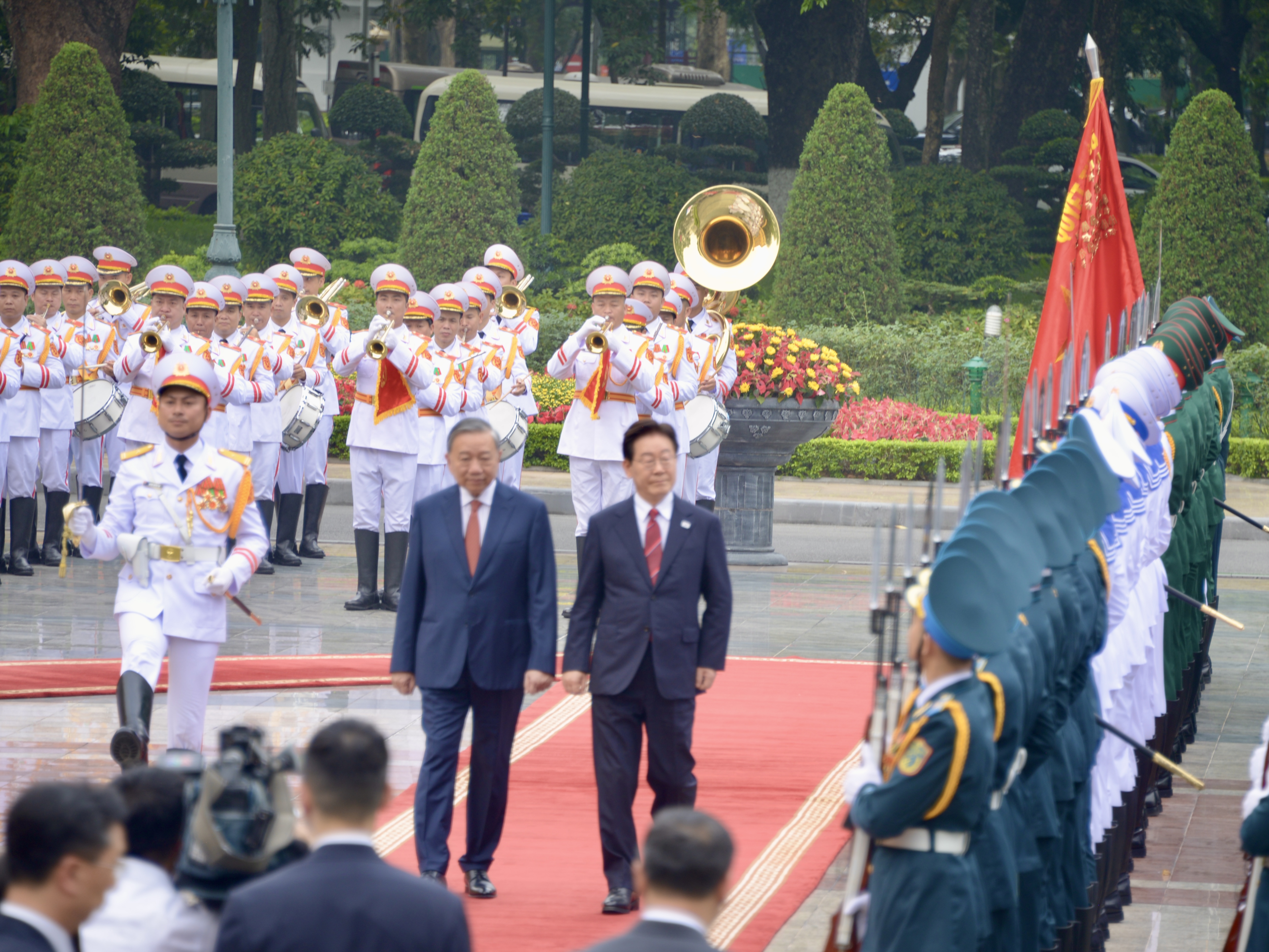 또 럼 당 서기장‧국가주석, 이재명 韓 대통령 국빈 방문 공식 환영식 주재