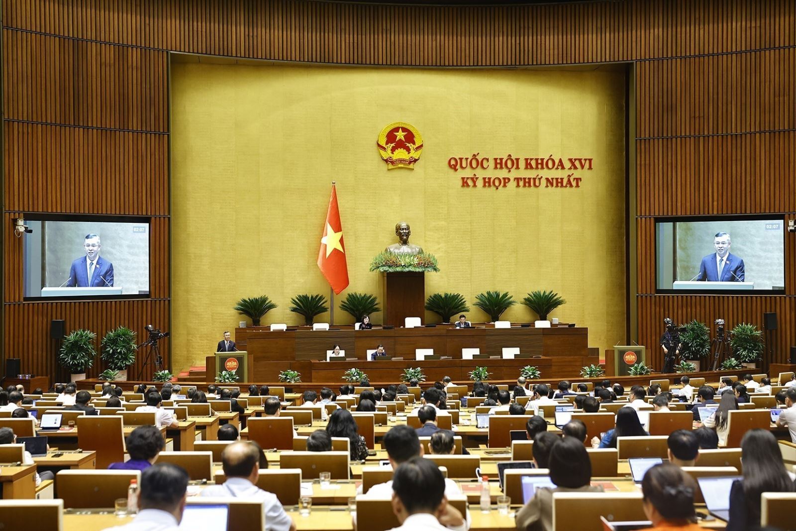 国会、本会議で各決議案を審議