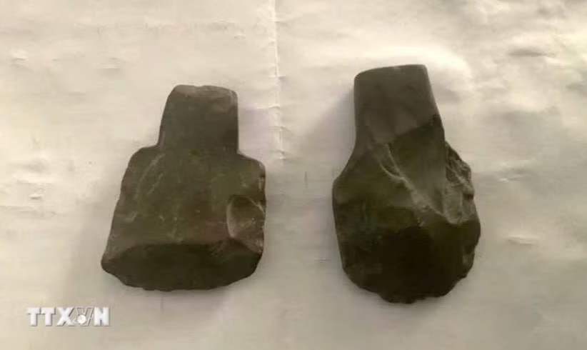 Hallan cinco hachas de piedra milenarias en las cuevas de Phong Nha - Ke Bang