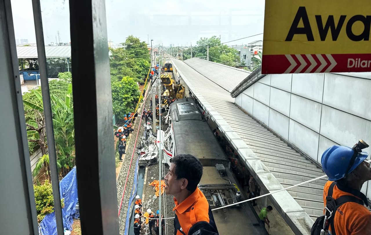 มีผู้เสียชีวิตอย่างน้อย 14 คนจากเหตุรถไฟชนกันในอินโดนีเซีย