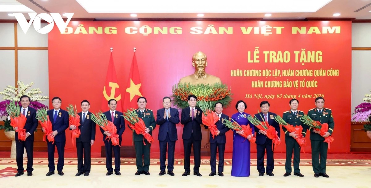 Vietnam condecora a dirigentes destacados por sus aportes al país