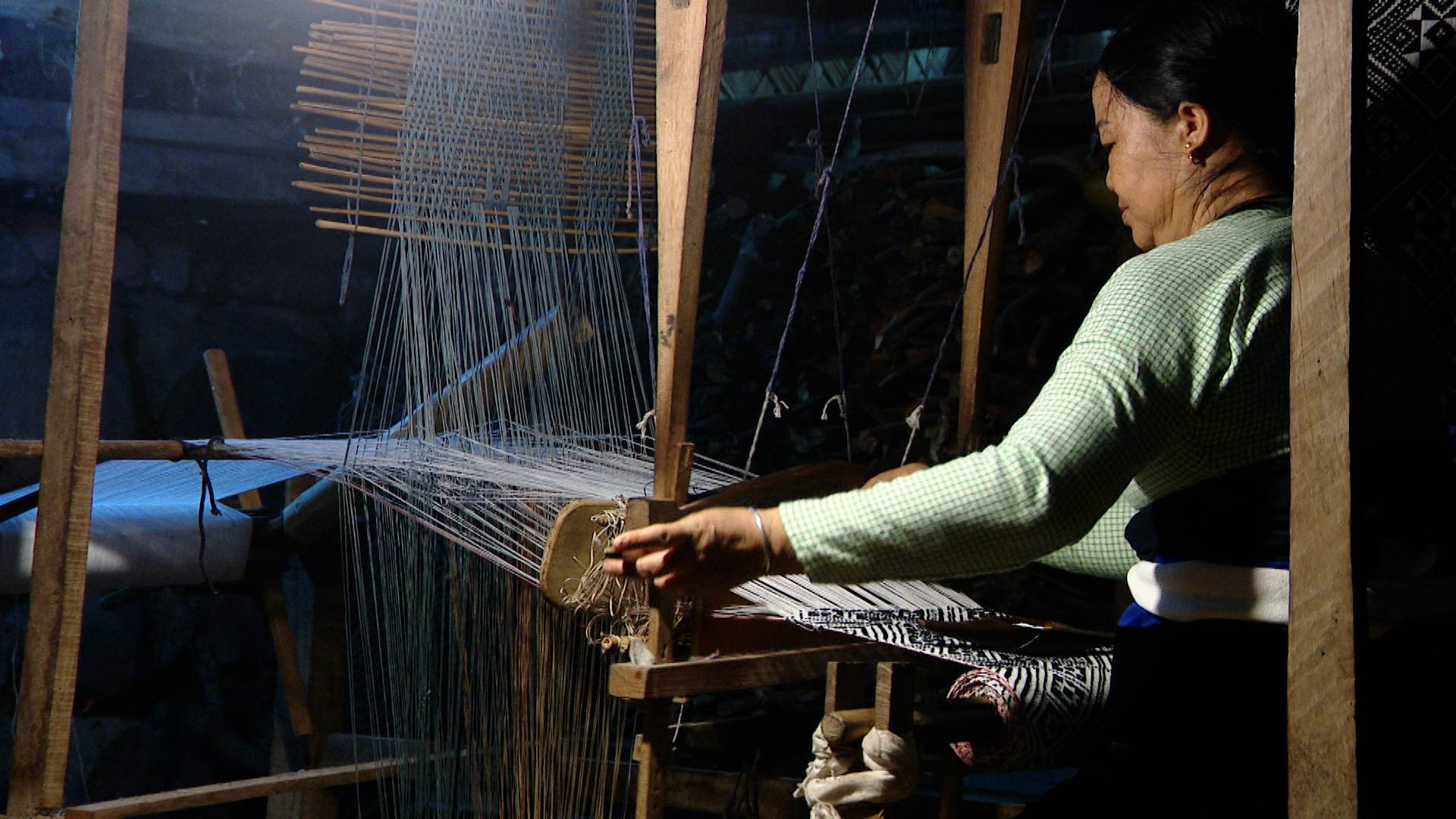 Las mujeres Thai blancas de Son La preservan su identidad cultural a través del telar
