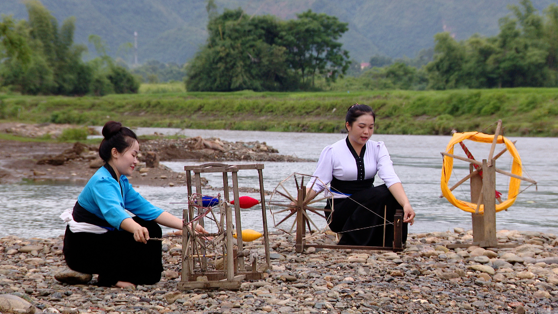 현대 삶에 녹아든 타이족 정체성의 베틀 소리