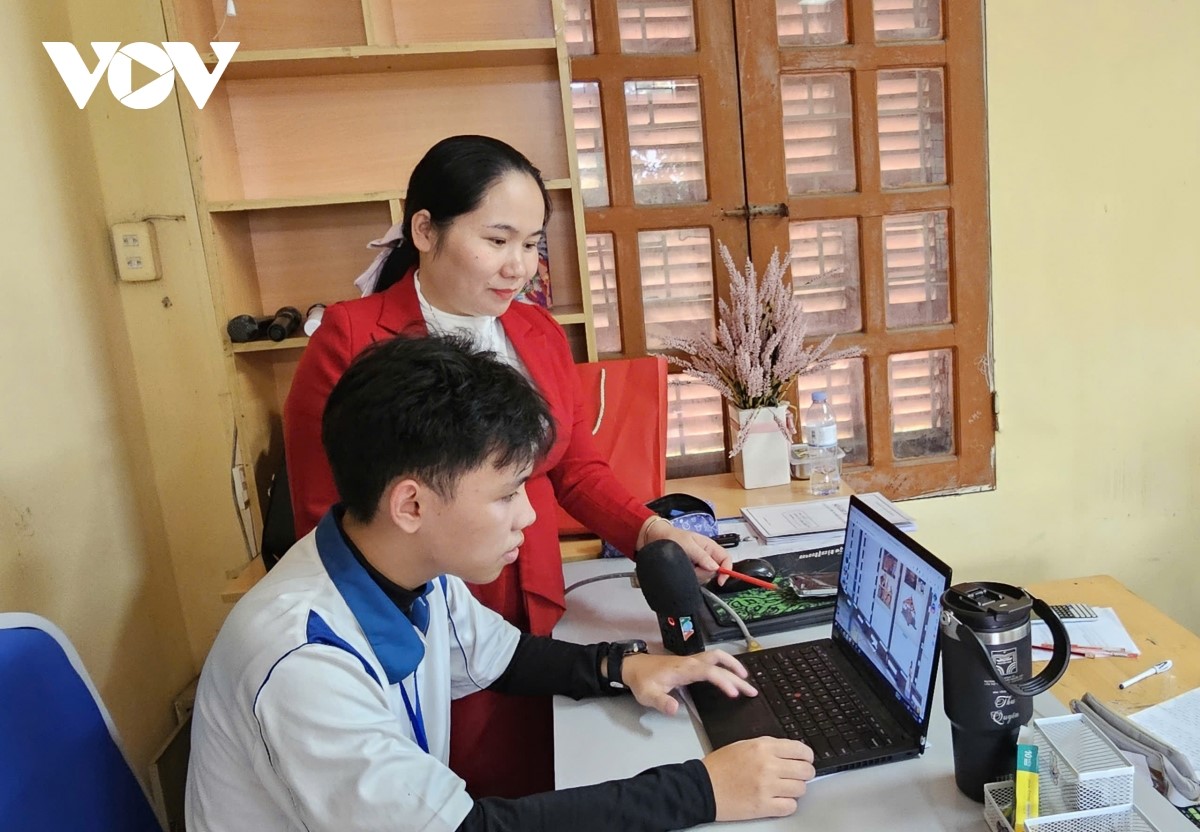 授業への仮想現実の導入に先駆けたグエン・トゥ・クエン先生