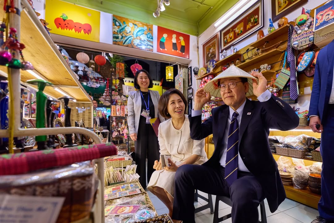 ‘베트남 국빈 방문’ 이재명 대통령 내외, 하노이 호안끼엠 호수 산책