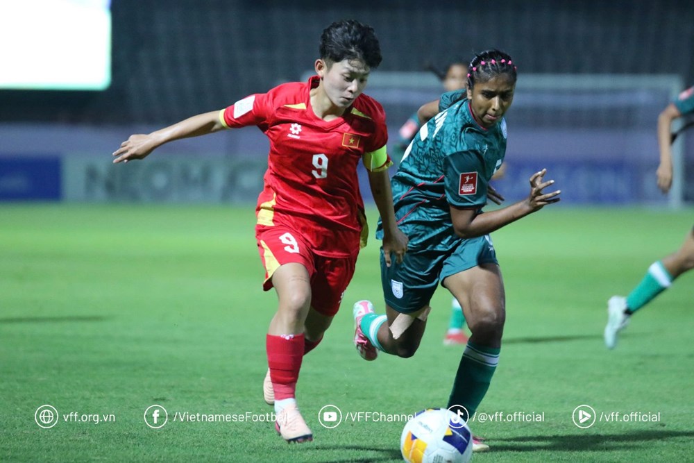 Vietnamesische U20-Fußballmannschaft der Frauen erhält Prämie nach dem Sieg gegen die Auswahl aus Bangladesch
