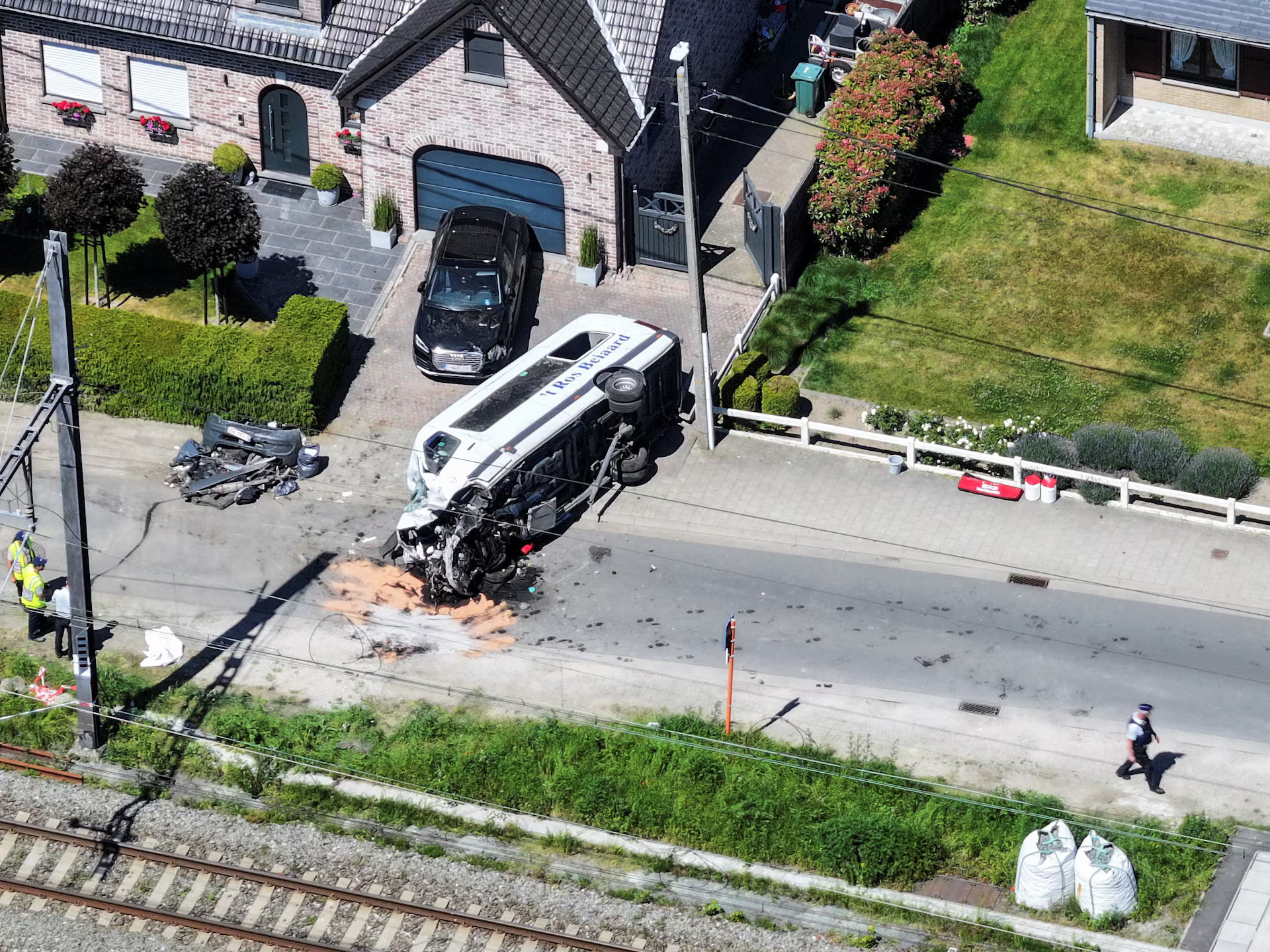 Belgique: au moins quatre morts dans une collision entre un train et un bus scolaire