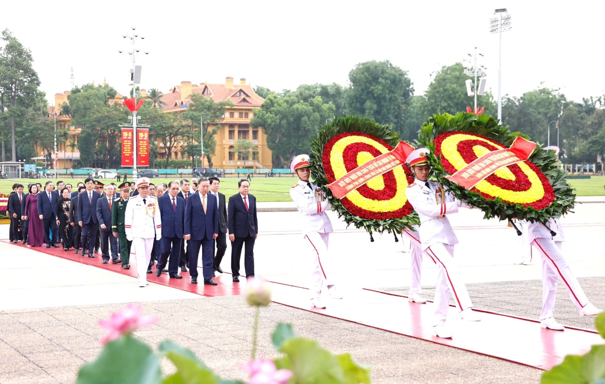 Pimpinan Partai dan Negara Vietnam Berziarah ke Mausoleum Presiden Ho Chi Minh