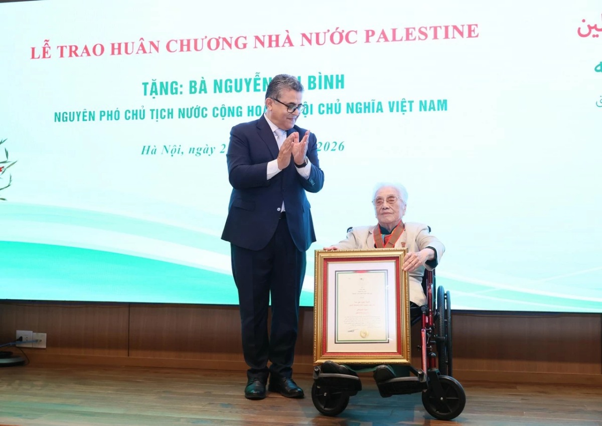 Exvicepresidenta de Vietnam recibe la Orden de la Estrella al Mérito del Estado de Palestina