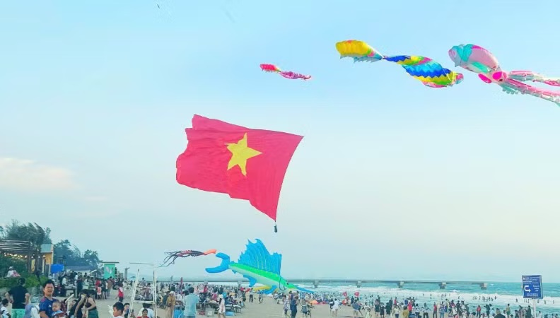 국가 통일 및 노동절 연휴 맞아 럼동성 연날리기 축제 개최 