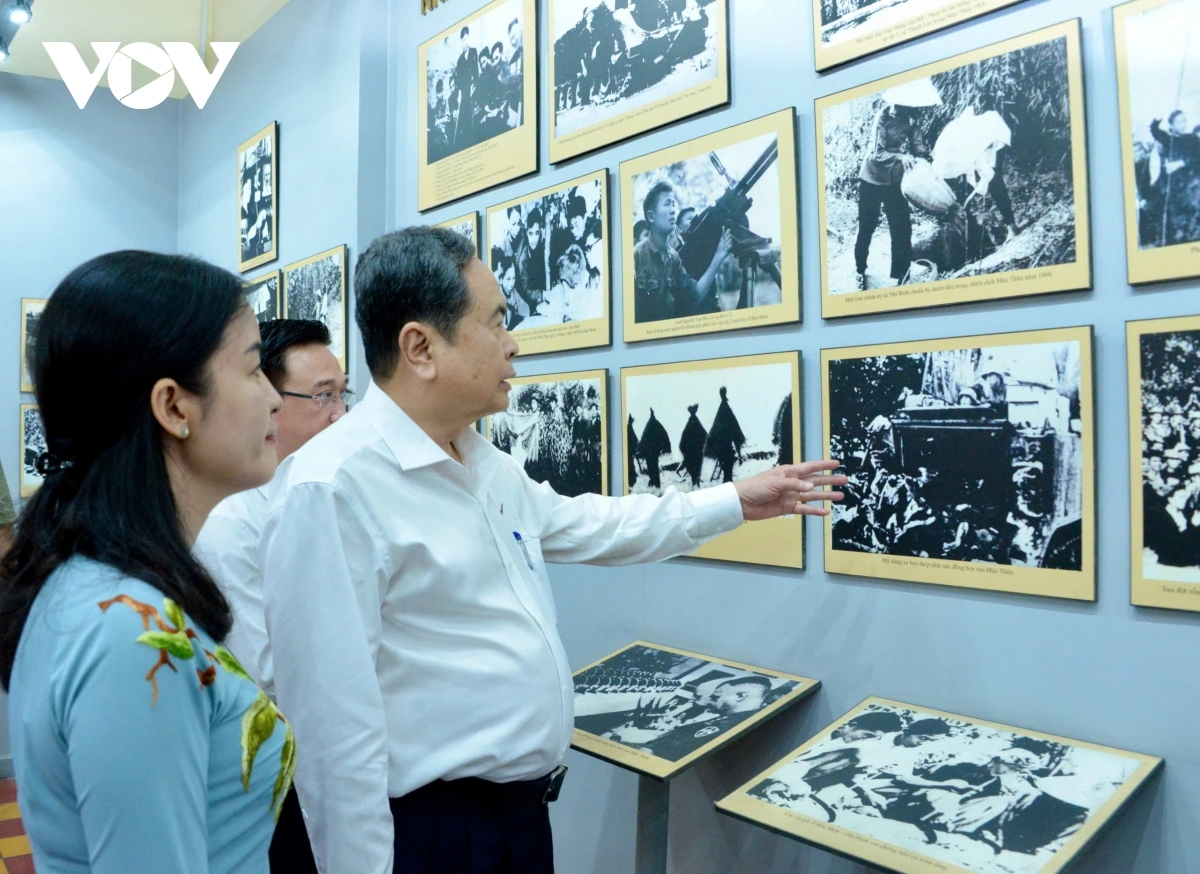 Presidente de Asamblea Nacional de Vietnam rinde homenaje a los mártires en sitio histórico de Ciudad Ho Chi Minh