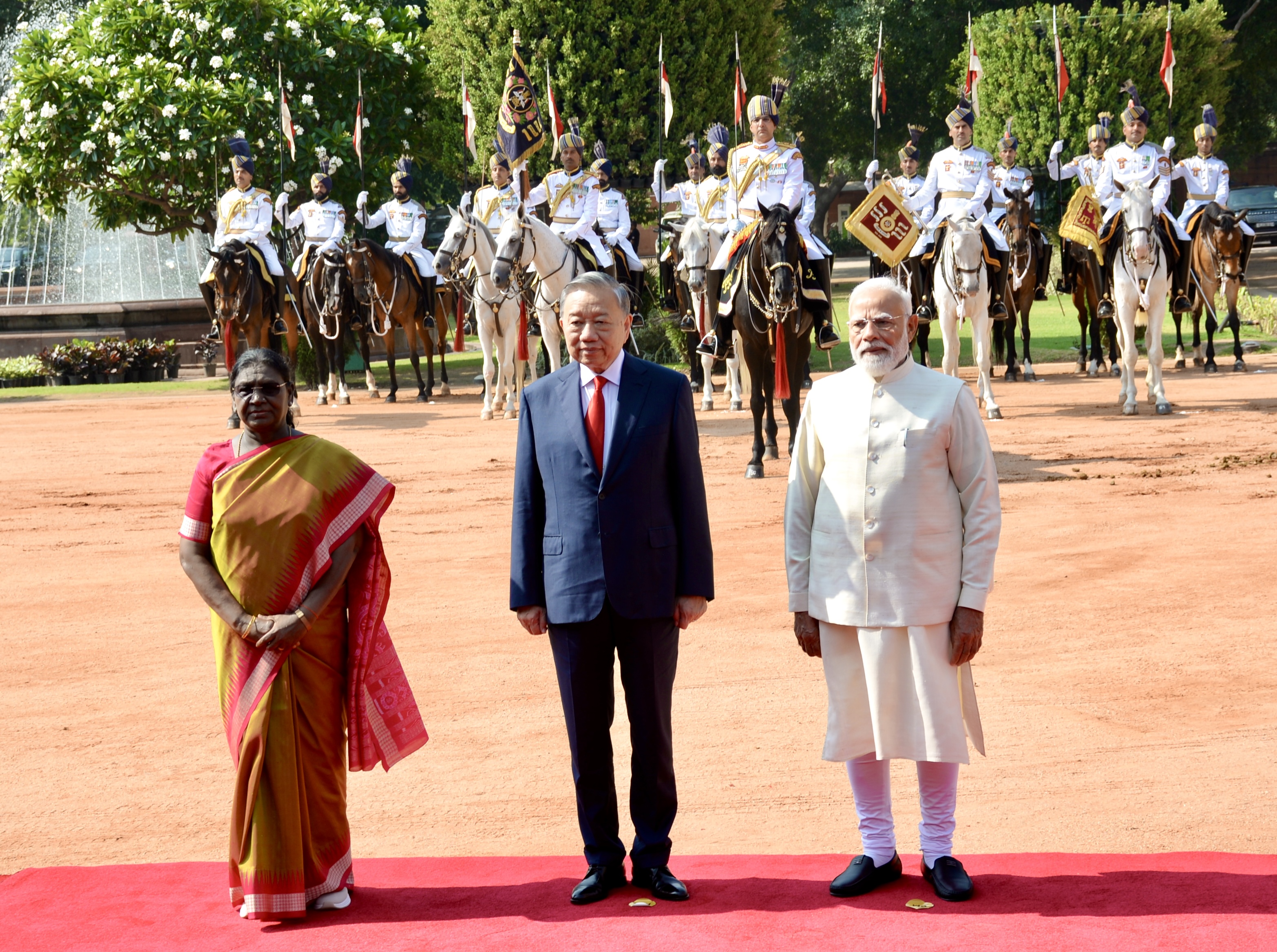 La presidenta y el primer ministro de la India ofrecen una ceremonia de bienvenida a To Lam